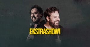 Bilde av Dag Sørås og Espen Abrahamsen i aksjon hvor hver av de holder en mikrofon og smiler som om de forteller en vits, med teksten "EKSTRASHOW!" foran i gult