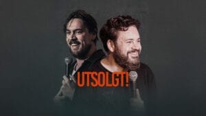Bilde av Dag Sørås og Espen Abrahamsen i aksjon hvor hver av de holder en mikrofon og smiler som om de forteller en vits, med teksten "UTSOLGT!" foran i RØDT