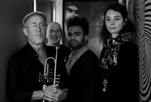 Dave Douglas Quartet artistbilde. Svart hvitt, hvor alle 4 ser mot kamera.