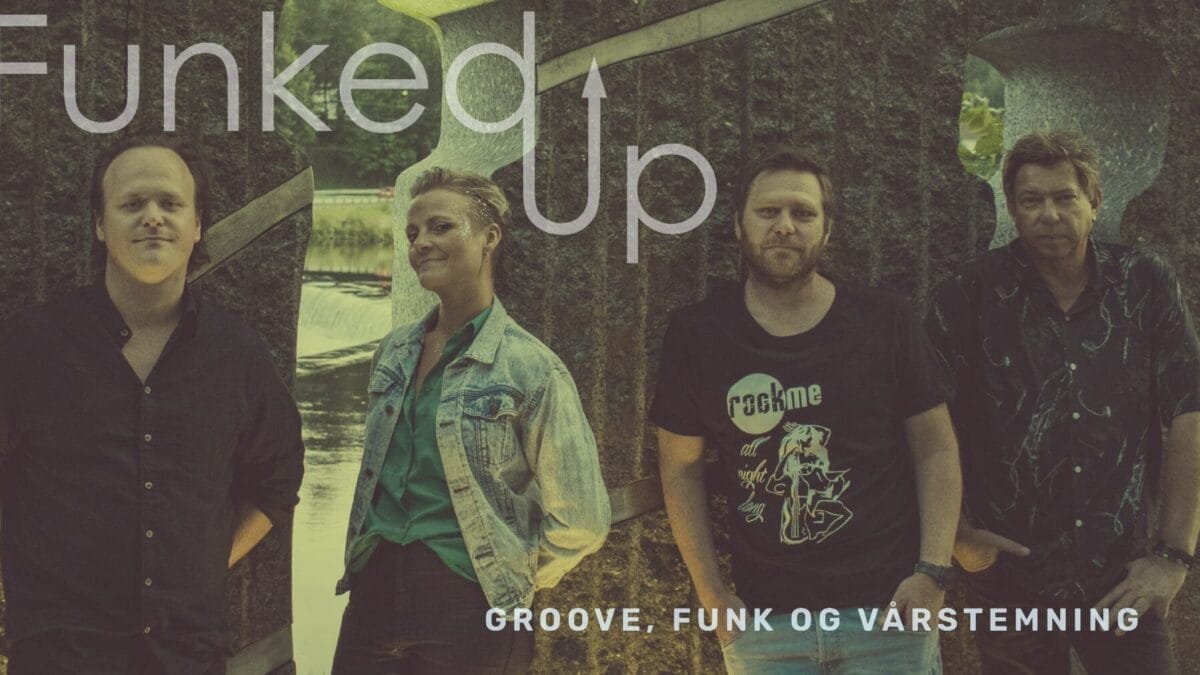 Bilde av medlemmene i Funked Up utendørs foran et kunstverk av stein. Bildet har en grønn-skjær i fargene.