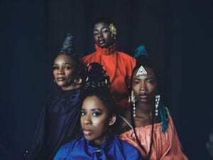 Artistbilde av Les Amazones d’Afrique. Fire afrikanske damer som er pyntet opp og ser inn i kamera.