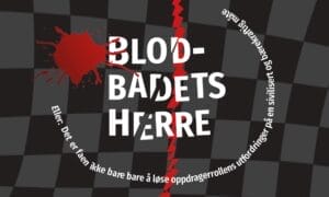 Illustrasjon til 'Blodbadets Herre'. Hvit tittel på mørk sjakkbrett-bakgrunn, splittet av en rød sprekk og markert med en blodflekk.