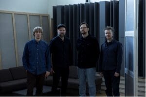 Bilde av medlemmene i Mathias Eick Quartet oppstilt i studio
