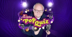 Bilde av Finn Bjelke som holder en retro radiomikrofon omgitt av teksten "Finn Bjelkes PopQuiz"