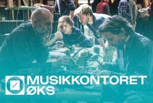 Bilde av personer som fikser teknisk utstyr. Logoen til musikkontoret ØKS ligger over.