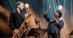 Stemningsfult og energisk bilde fra konsert med Rohey Taalah og Martin Myhre Olsen